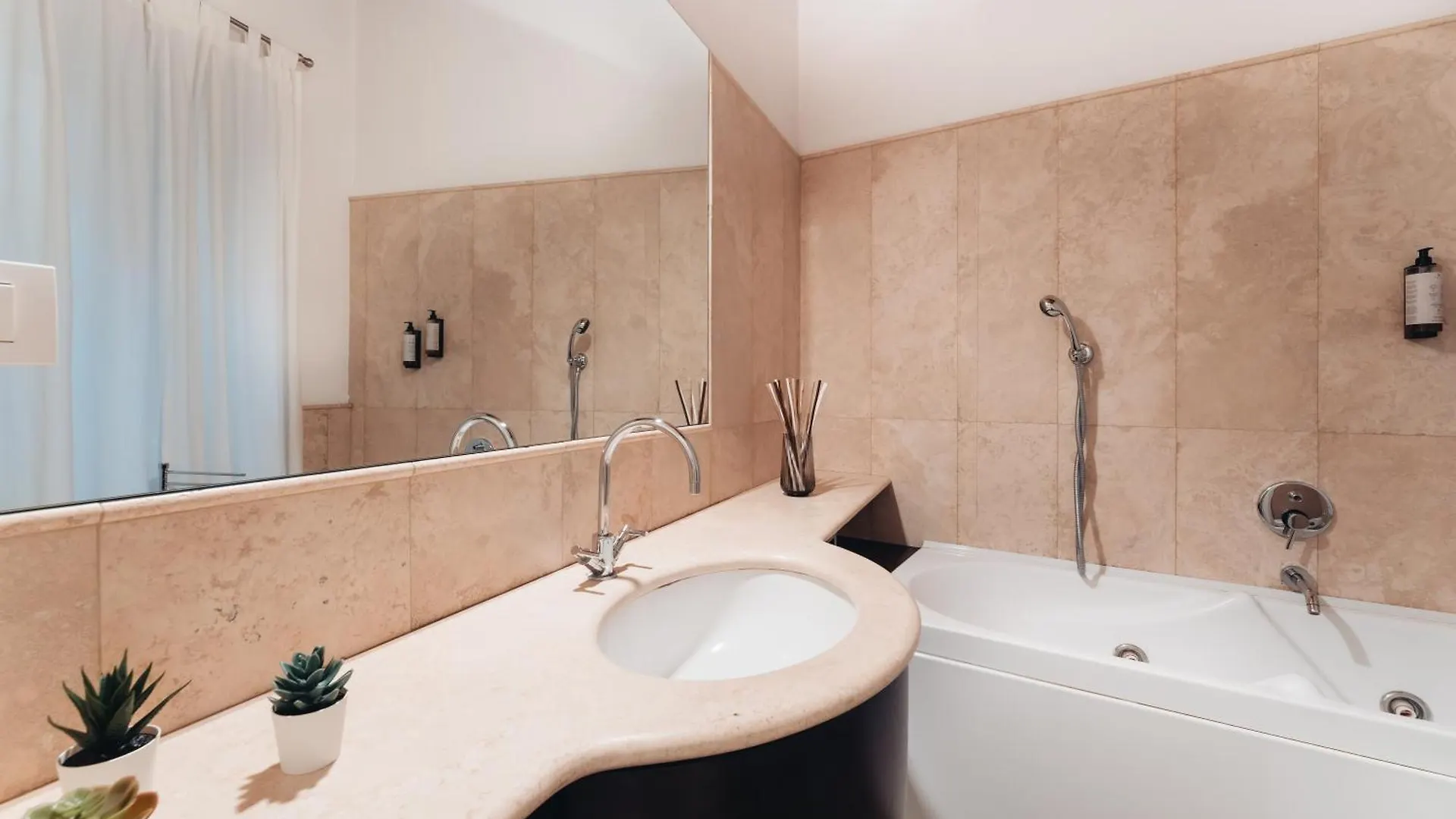 Charming Milan Apartments Brera - Madonnina 0*,